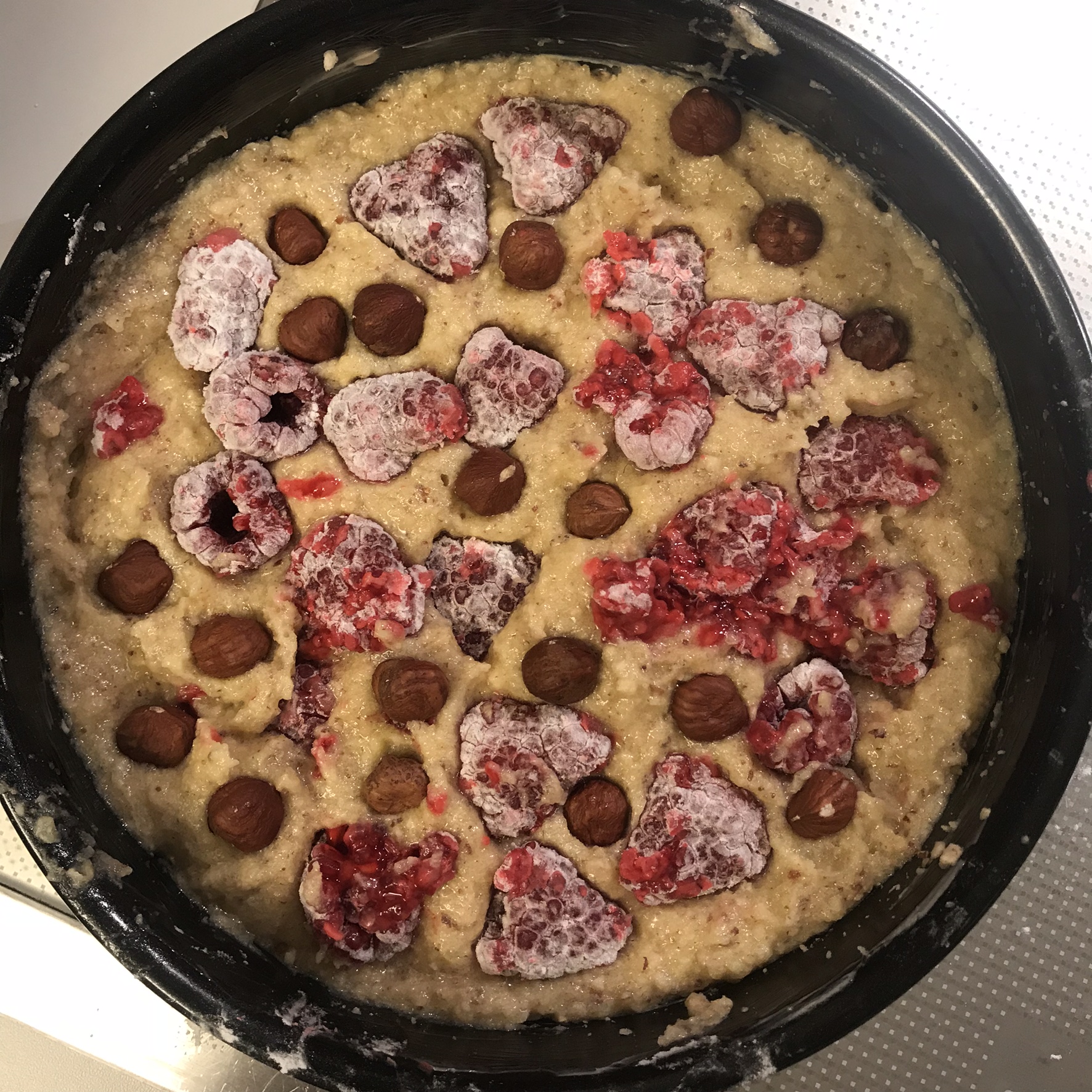 Kartoffel-Kuchen mit Nüssen und Beeren