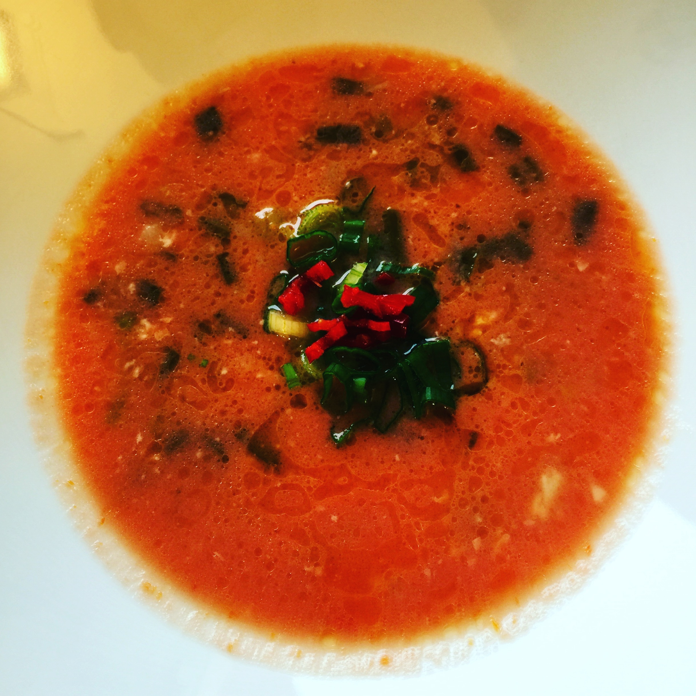 Tomaten-Kokos-Suppe mit Garnelen