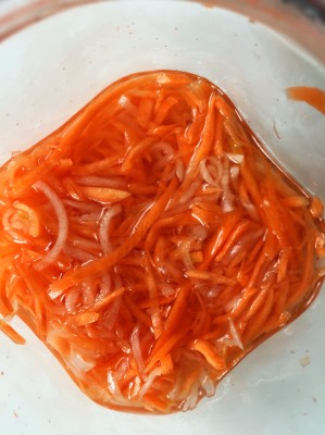 süßsauer eingelegter Rettich und Karotten