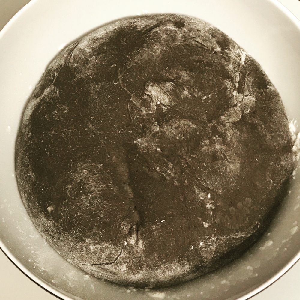 Schwarzbrot mit Sepia-Tinte